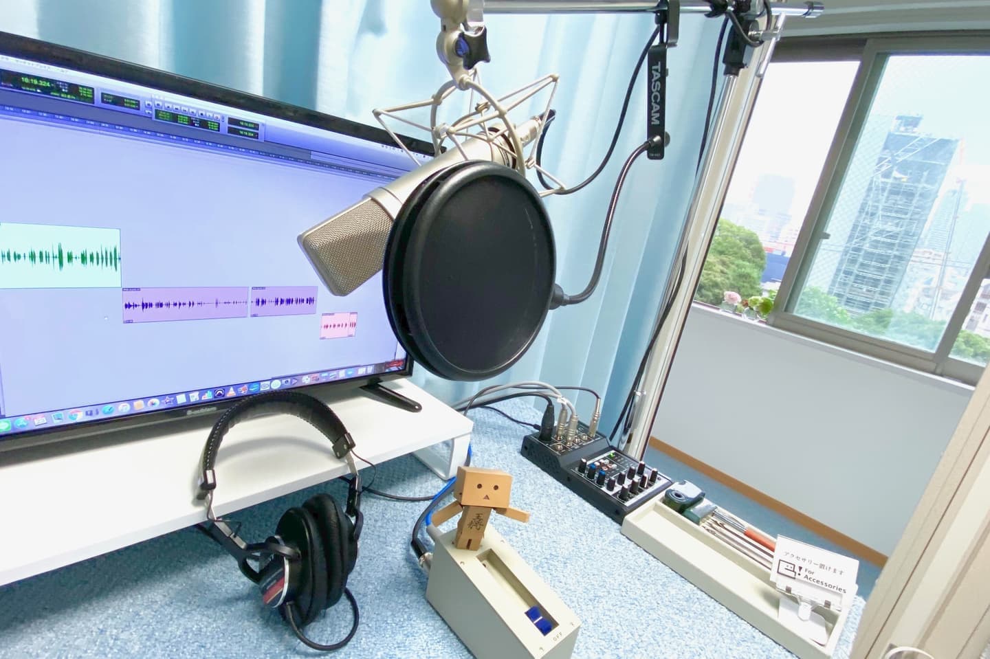 ごりっぱスタジオの収録ブース内部。ノイマンU87とプロツールス、そしてカフ。