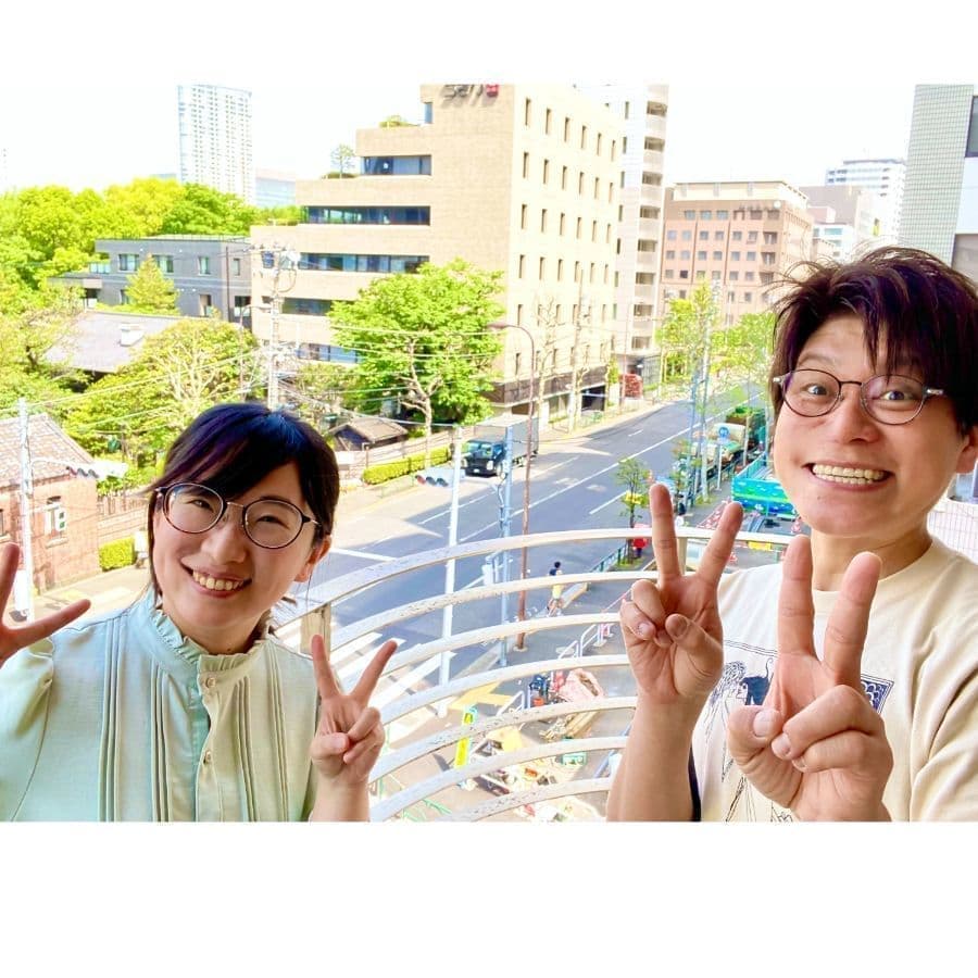 大阪で活動するナレーター小林知世さんとごりっぱスタジオとの記念写真