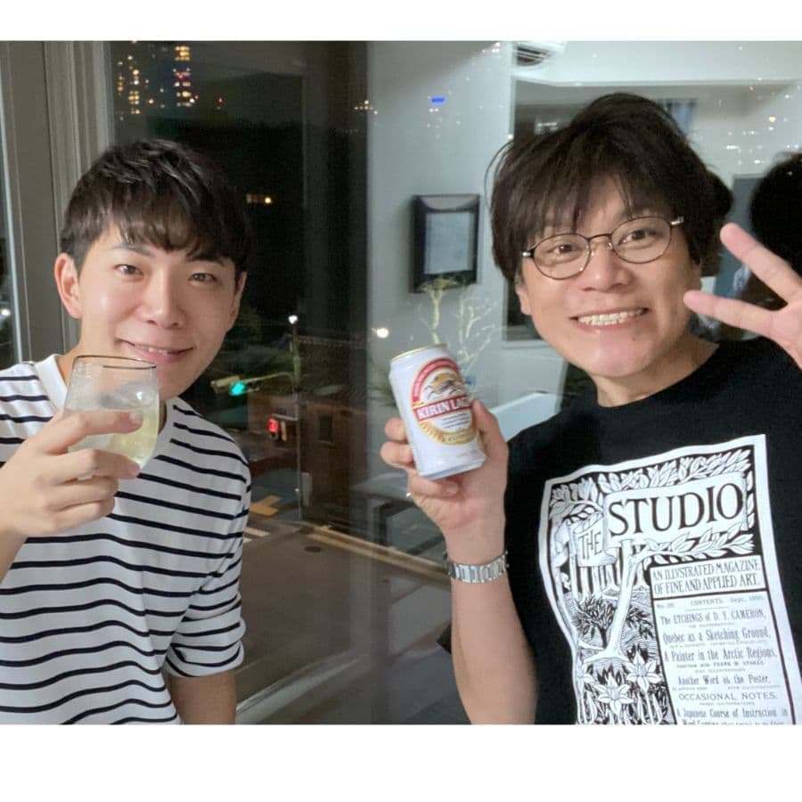 北海道文化放送アナウンサー中村剛太さんとごりっぱスタジオの記念写真