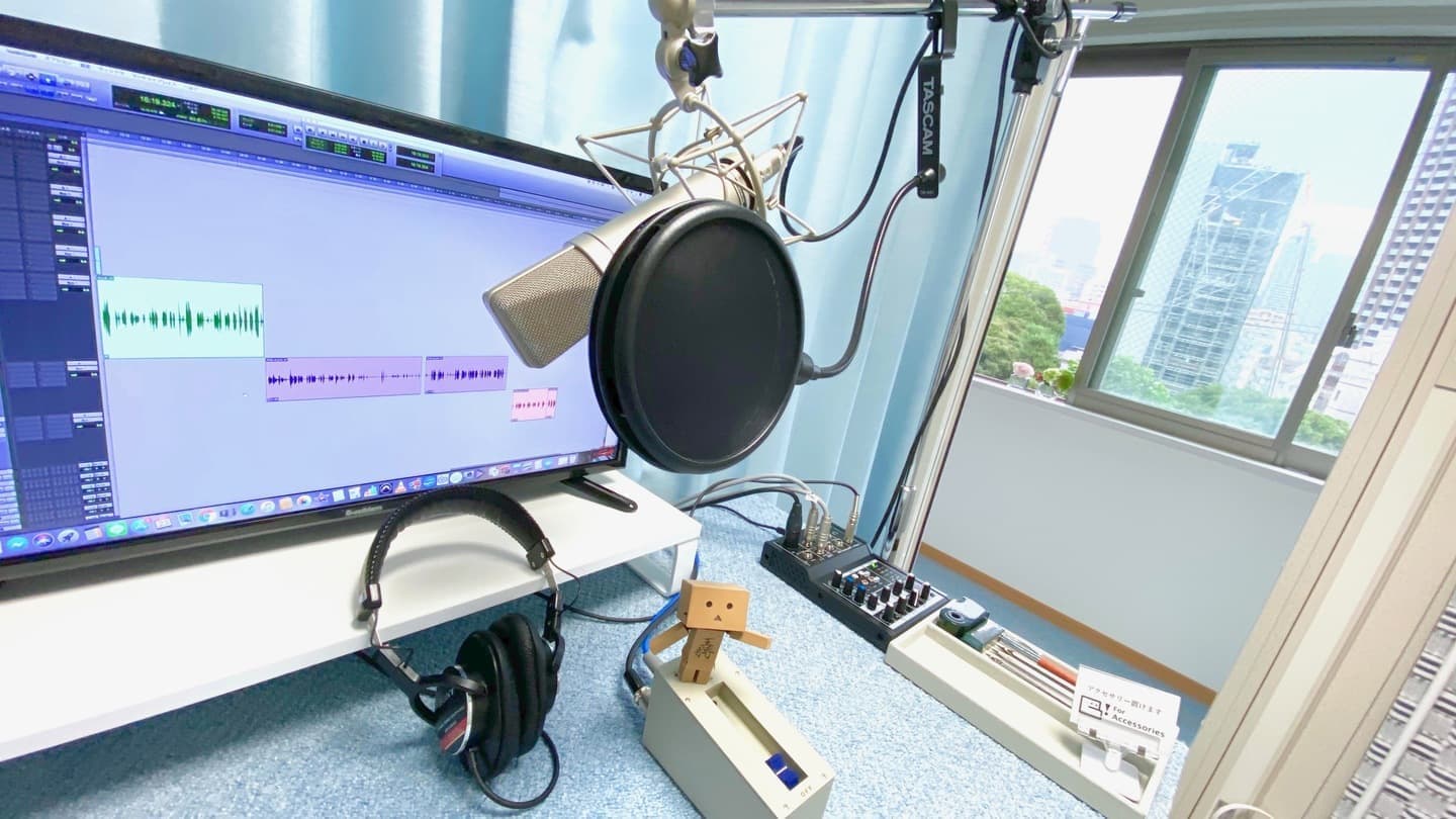 ごりっぱスタジオの収録ブース内部。ノイマンU87とプロツールス、そしてカフ。