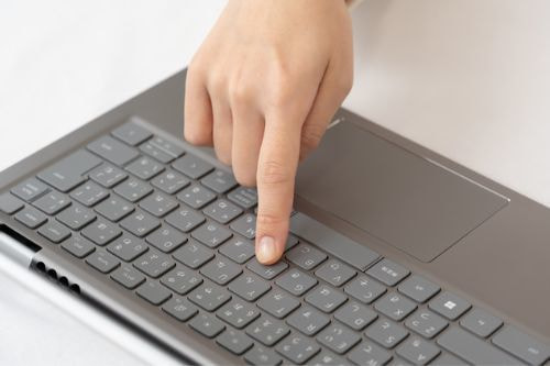 パソコンでメールフォームを入力する指