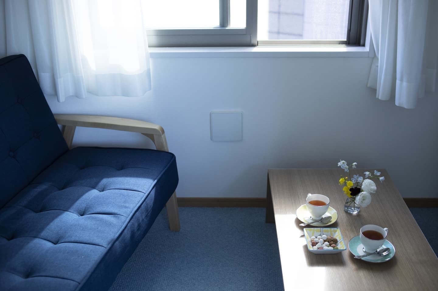 ごりっぱスタジオのソファとテーブル。コーヒーとおやつ。