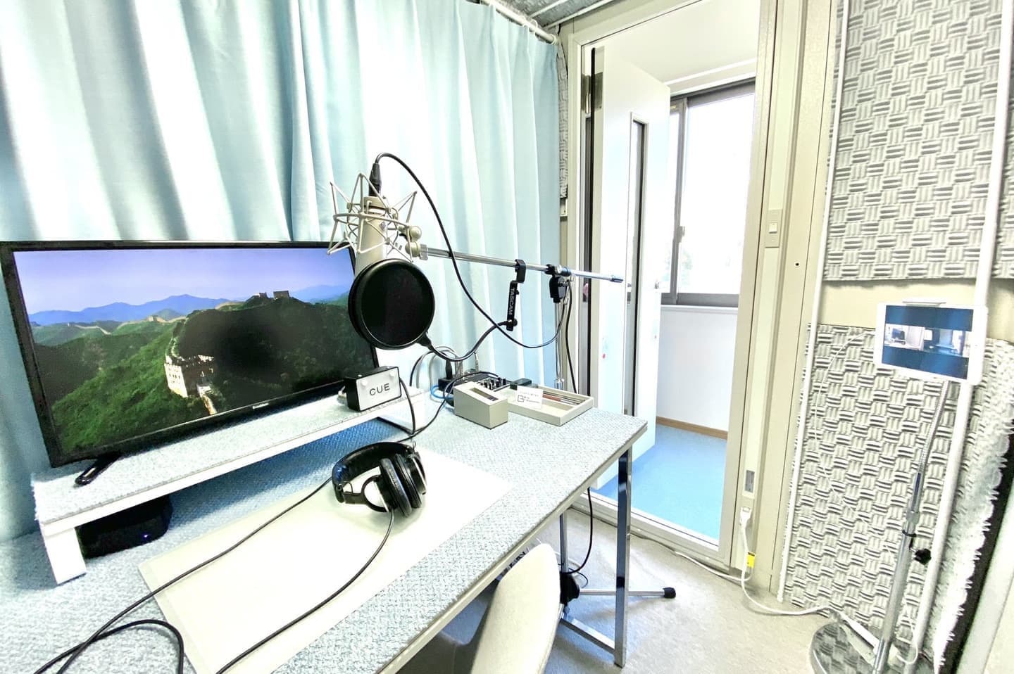 ごりっぱスタジオの収録ブース内部。ノイマンU87とプロツールス、そしてカフ。