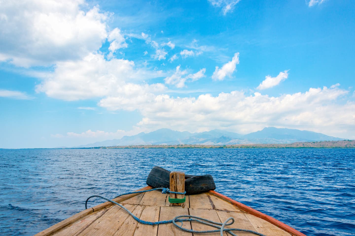 船が大海原を目指して出港する画像