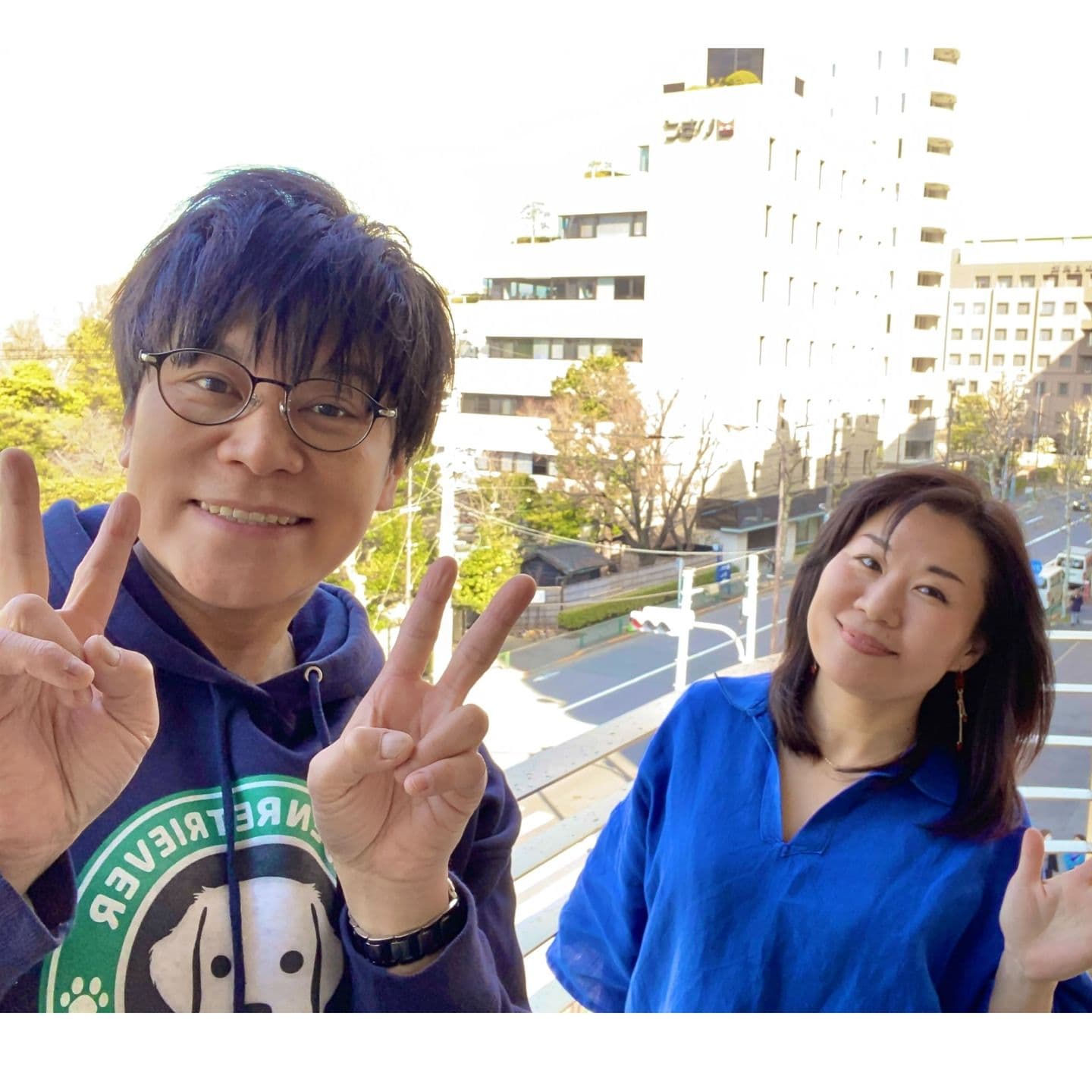 アメリカで活動するナレーターまりこバイカさんとごりっぱスタジオでの記念写真